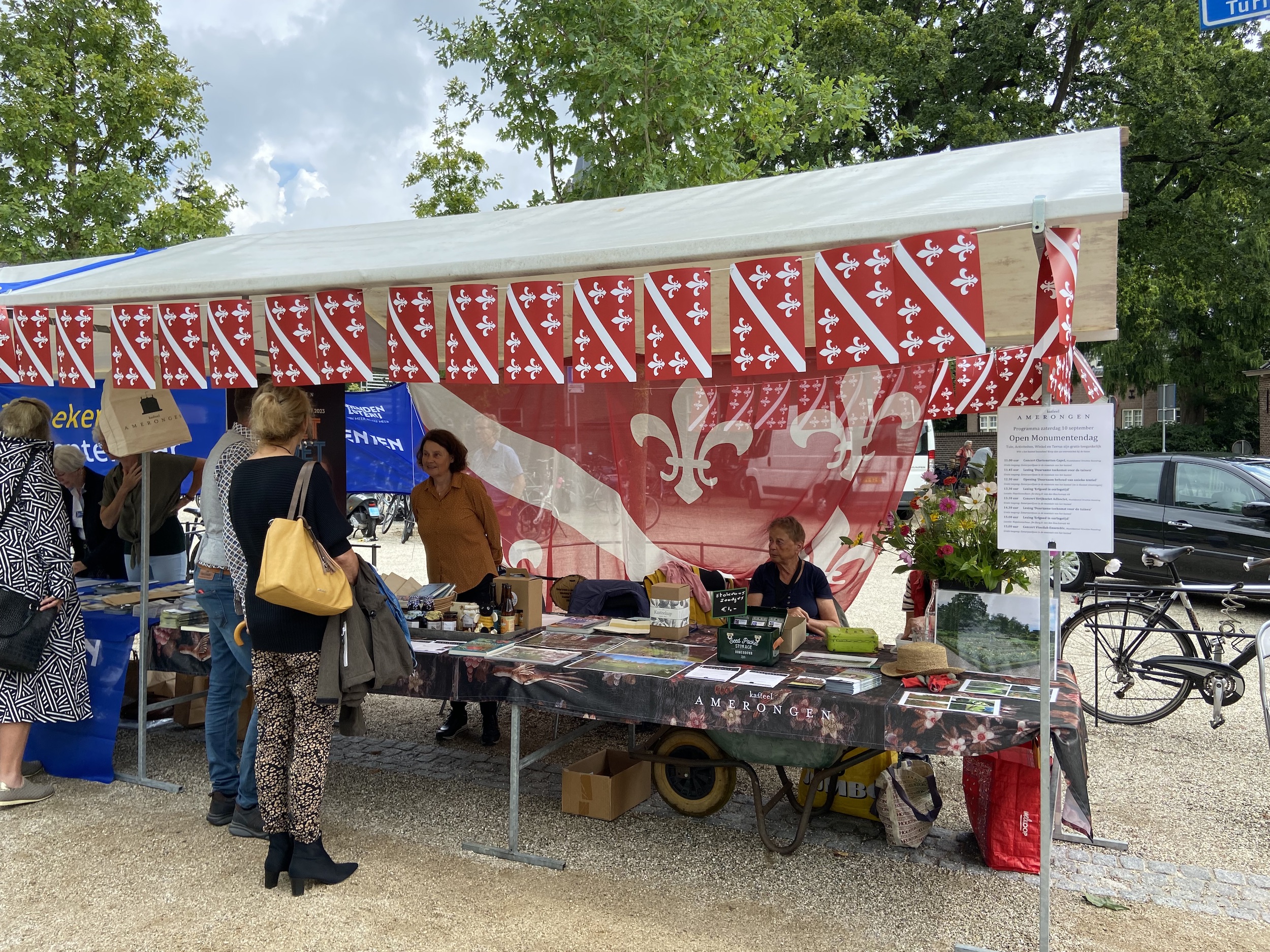 Kasteel Amerongen met een kraam op de Grietmarkt tijdens Open Monumentendag