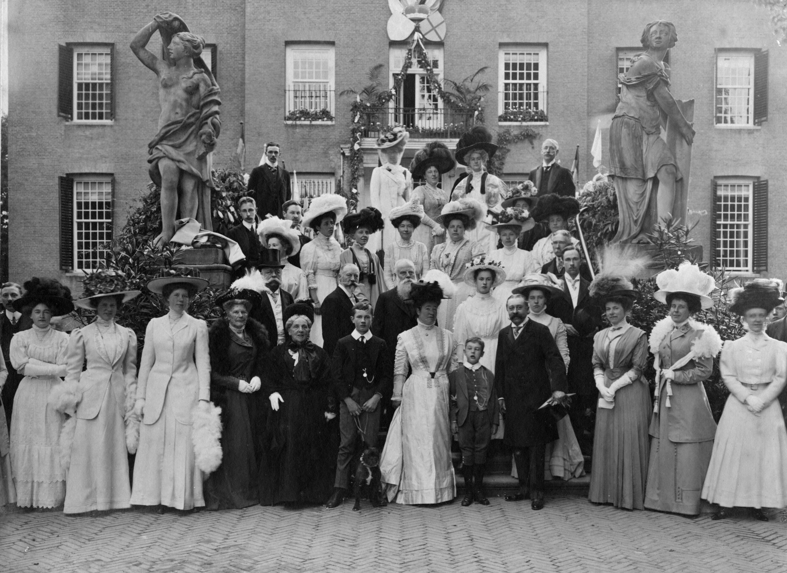 Foto van adel op het bordes van Kasteel Amerongen in 1909